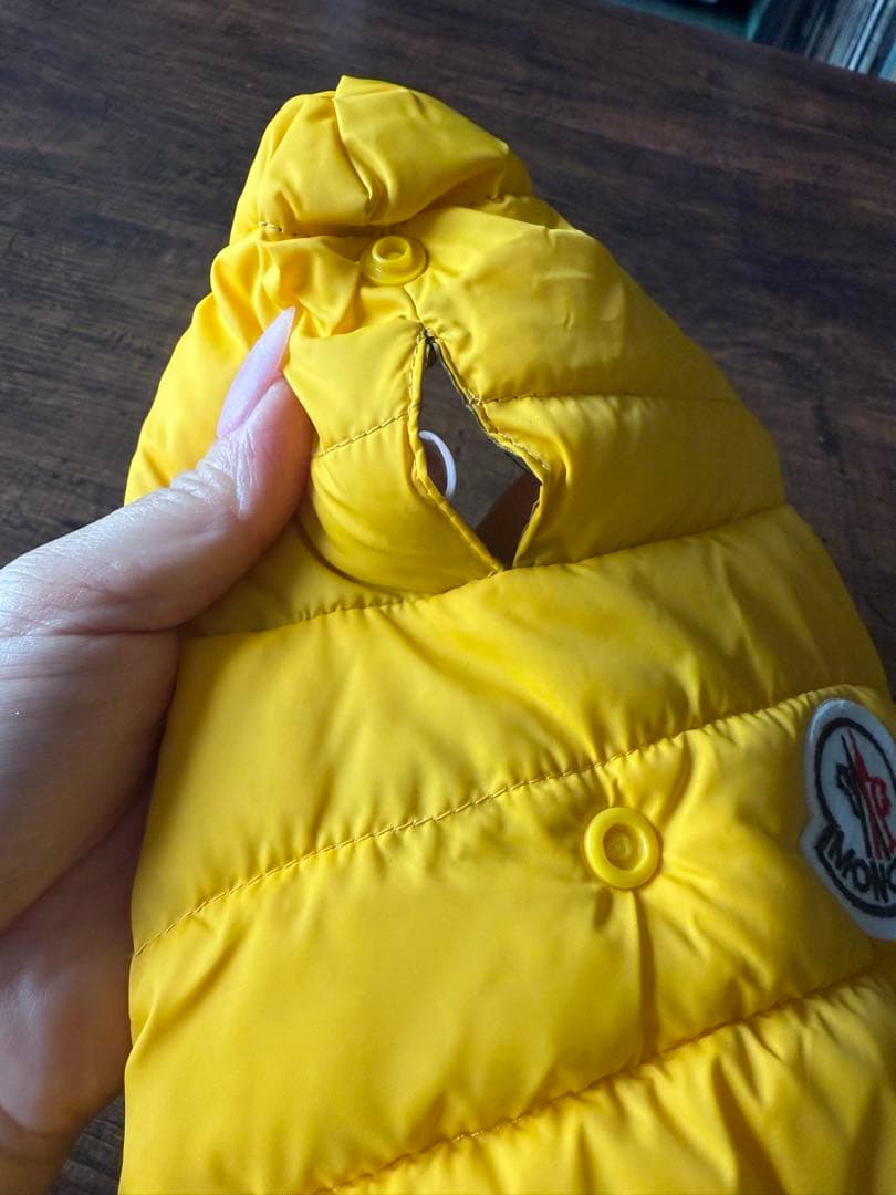 Xmas SALE 注目【美品】MONCLER 犬服 フード付き黄色 小型犬用