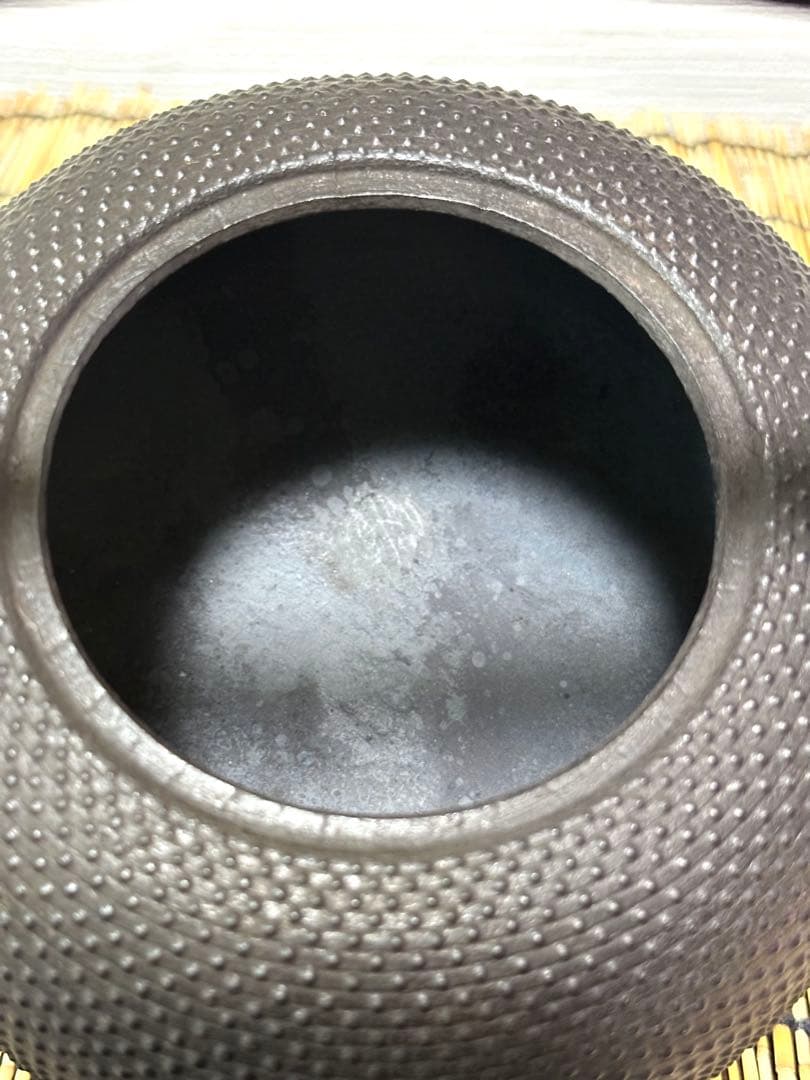 新品、供箱等付属品付　南部藤枝工房藤枝 昌行作　１５型アラレ　南部鉄瓶　南部鉄器