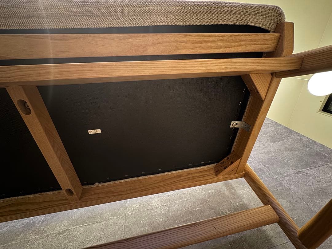 シンプルな木製ベンチ グレー