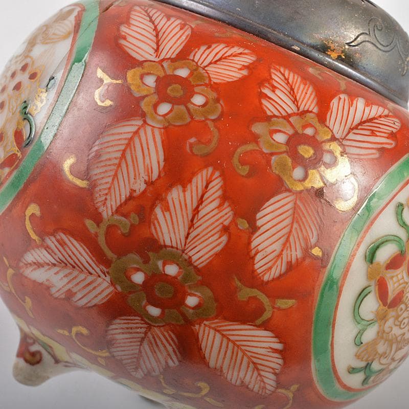 伊万里焼 赤絵金彩 獅子文 丸形三足香炉 透かし火屋付 時代