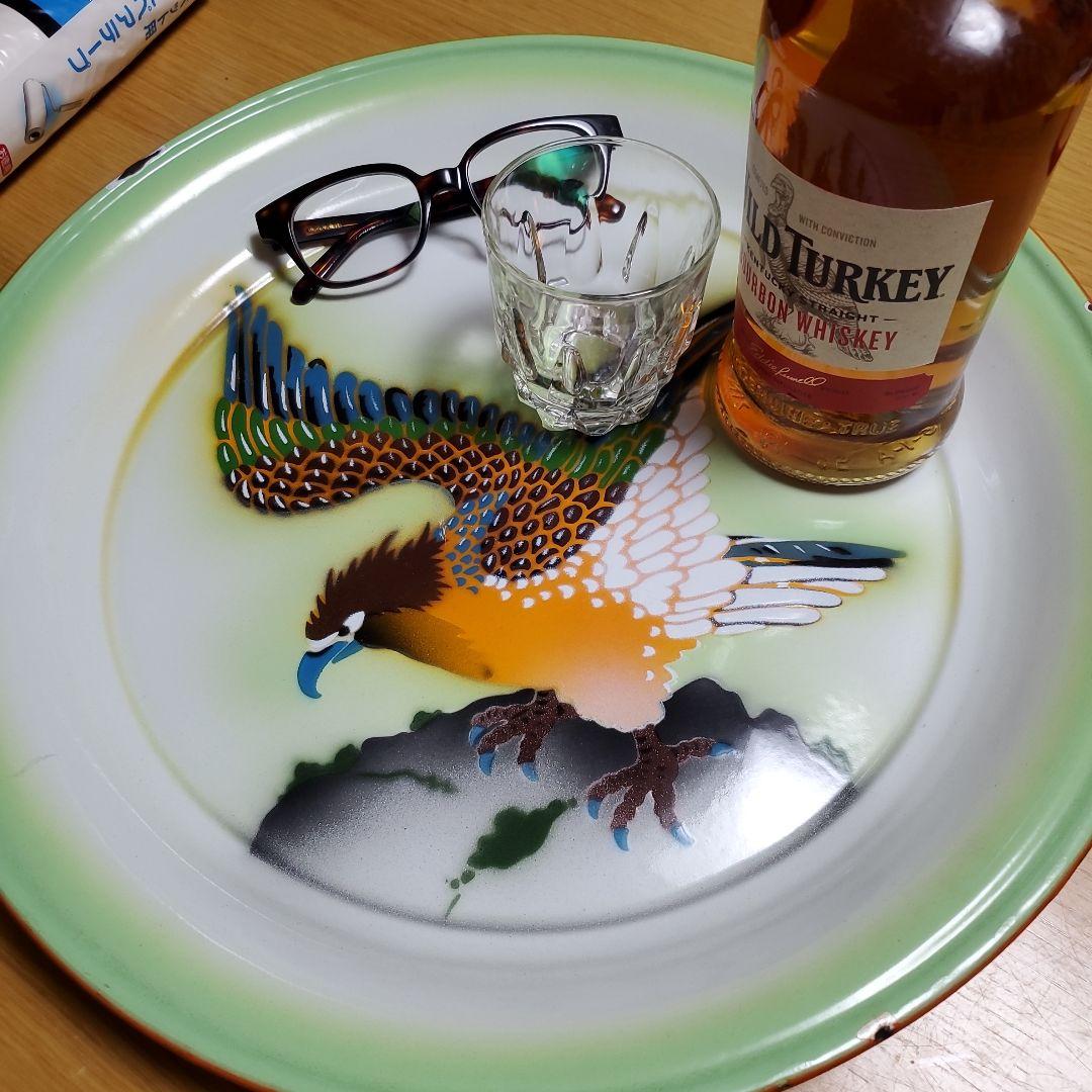 飛翔する鳥のホーロー皿