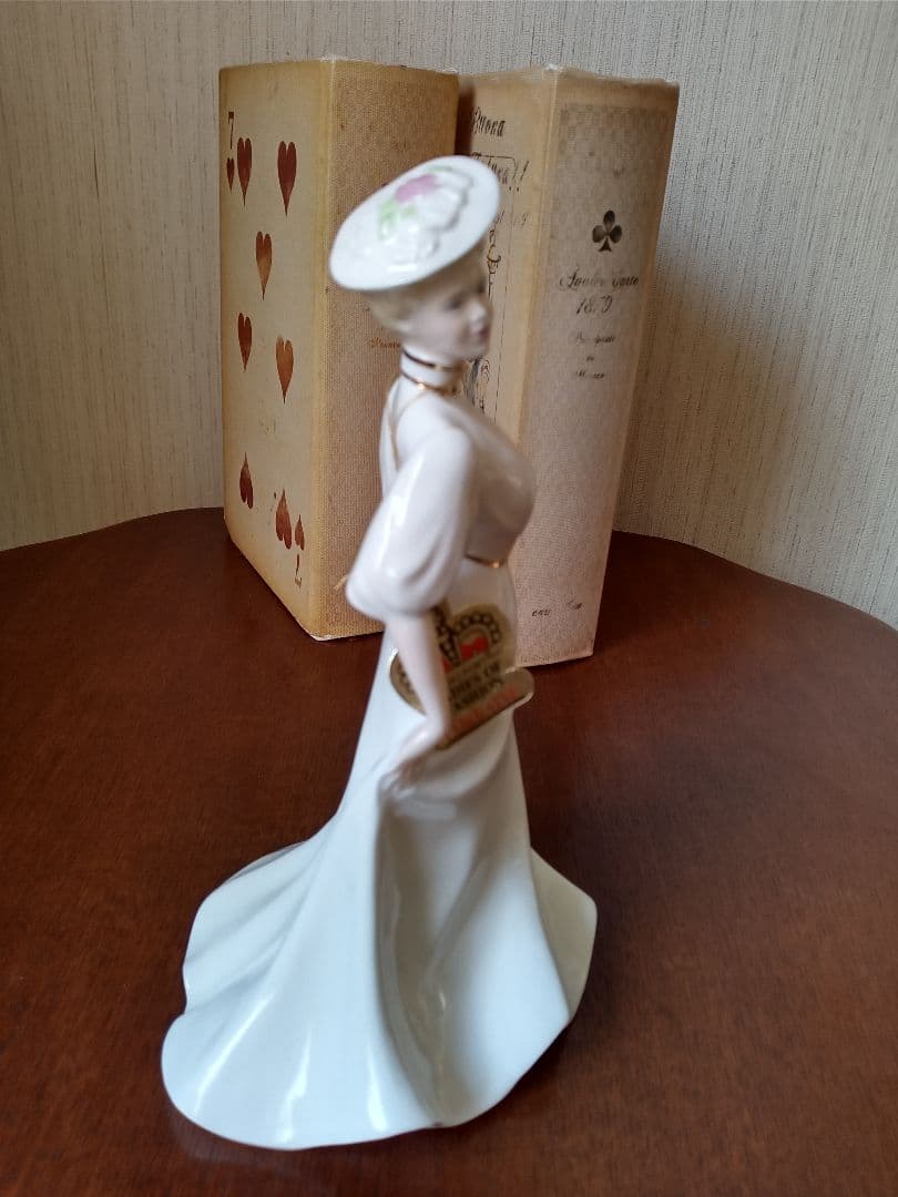 コールポートフィギュリン　白いドレス