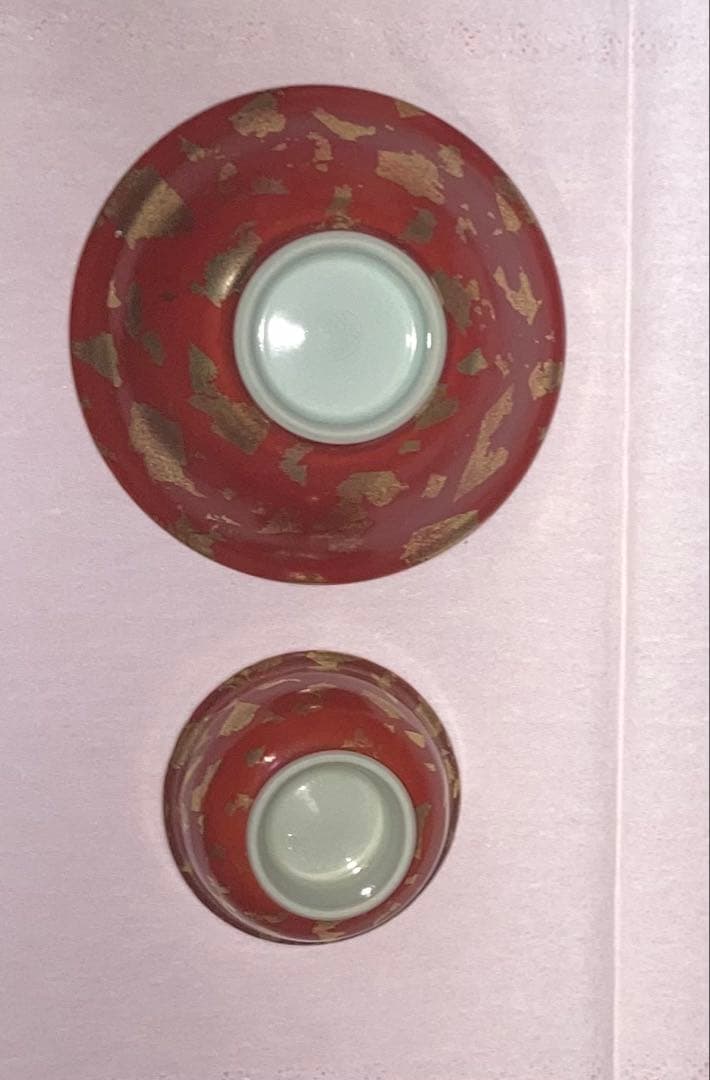 2代目叶松谷(人間国宝)　赤地金箔散　盃とお猪口の２点セット
