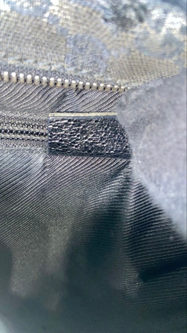 GUCCI ショルダーバッグ　GG柄　キャンバス　黒　斜め掛け　ロゴプレート