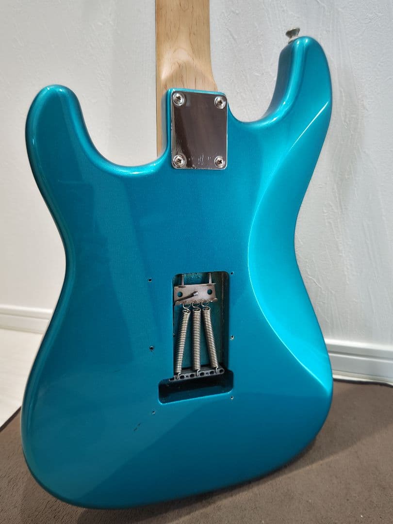 ストラトキャスターエレキギター ターコイズブルー