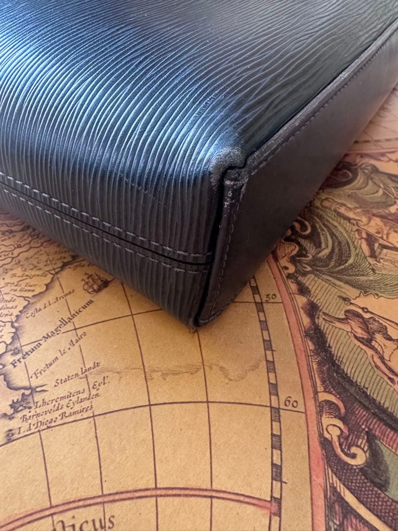 M51177 ルイヴィトン　エピ　ポルトドキュマンpdj レザー　新モデル