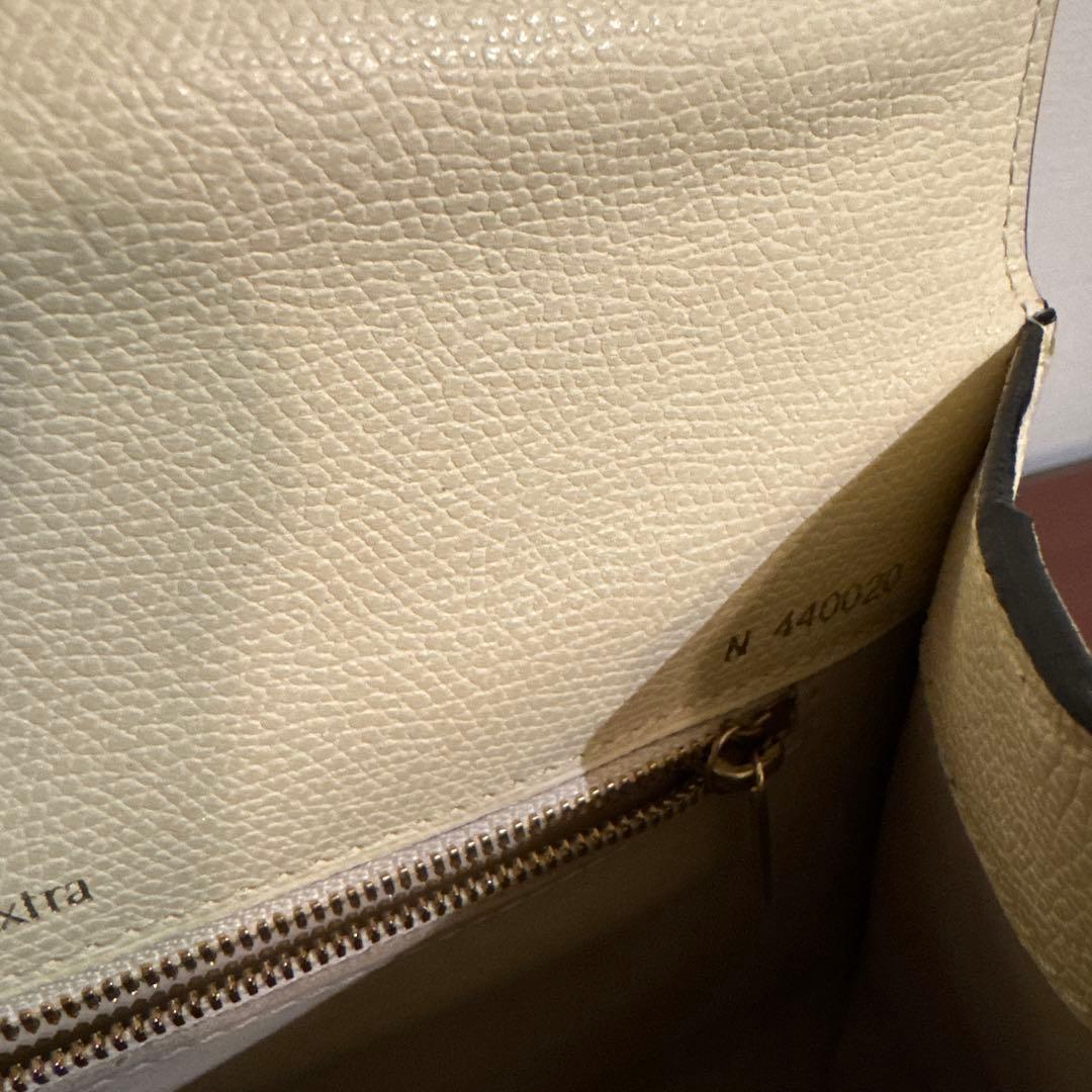 V alextra エレガントなアイボリーとブラックのハンドバッグ