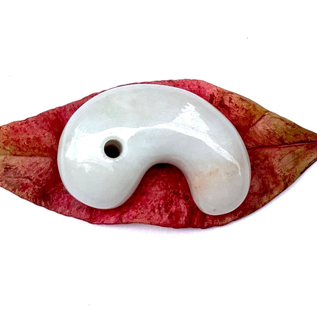 ✳見た事ありませんよね‼️オレンジ混ざり 糸魚川翡翠勾玉 本物