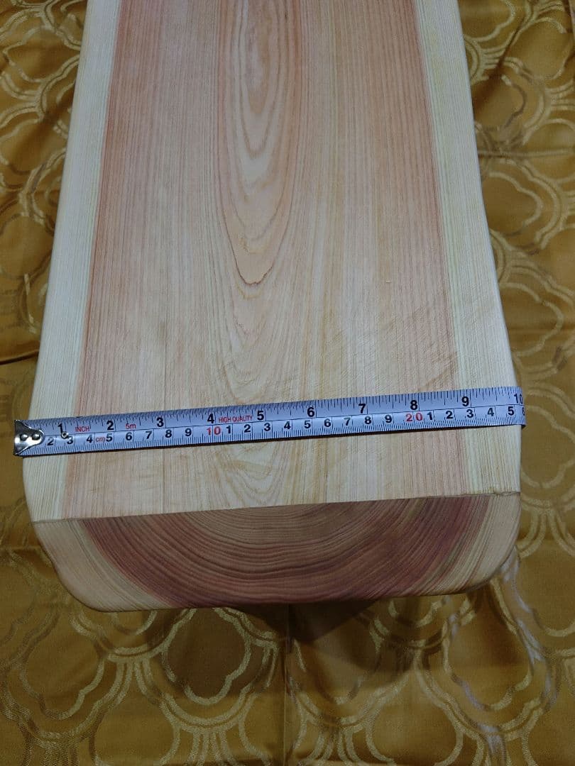 檜のベンチ（70）樹齢約70年、檜の原木の模様、年輪が綺麗