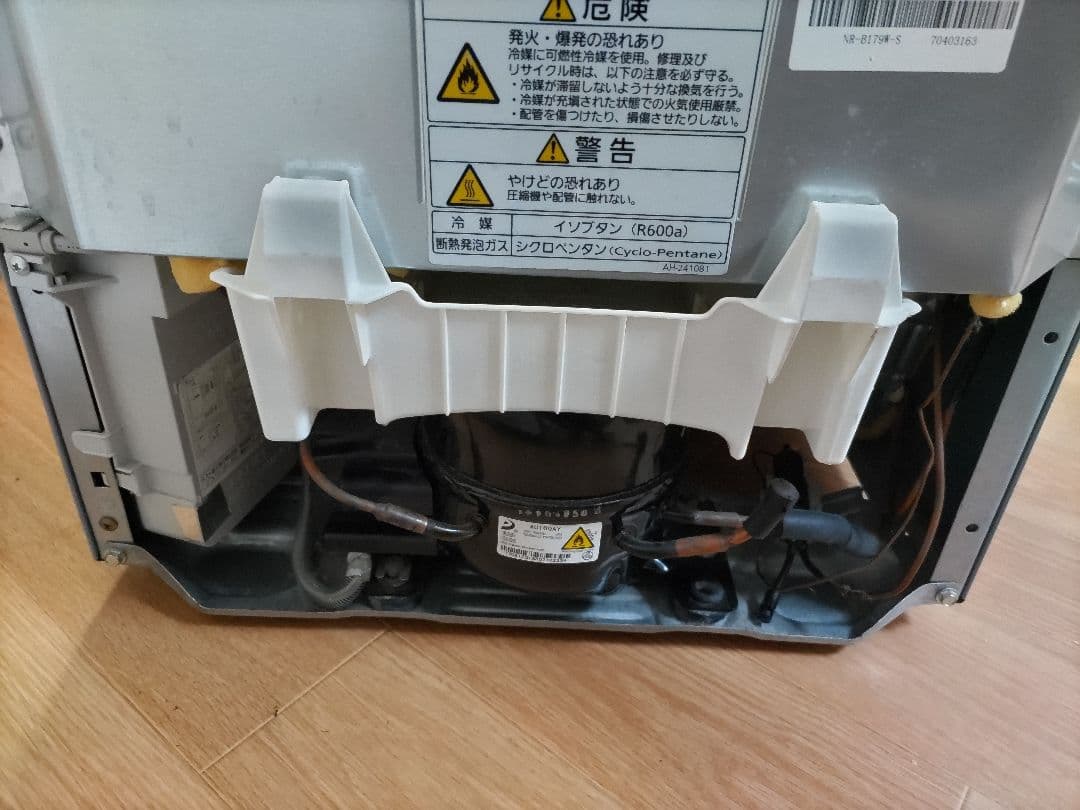 Panasonic シルバー冷蔵庫 NR-B179W-S　送料込み