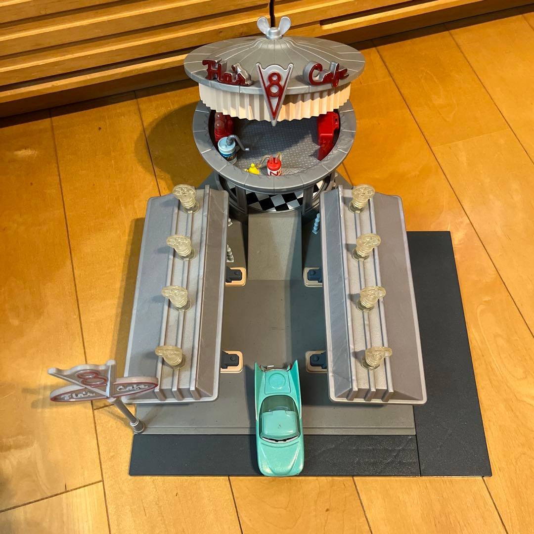 マテル　カーズ　フローのV8カフェギミック付きプレイセットフロー1台付き