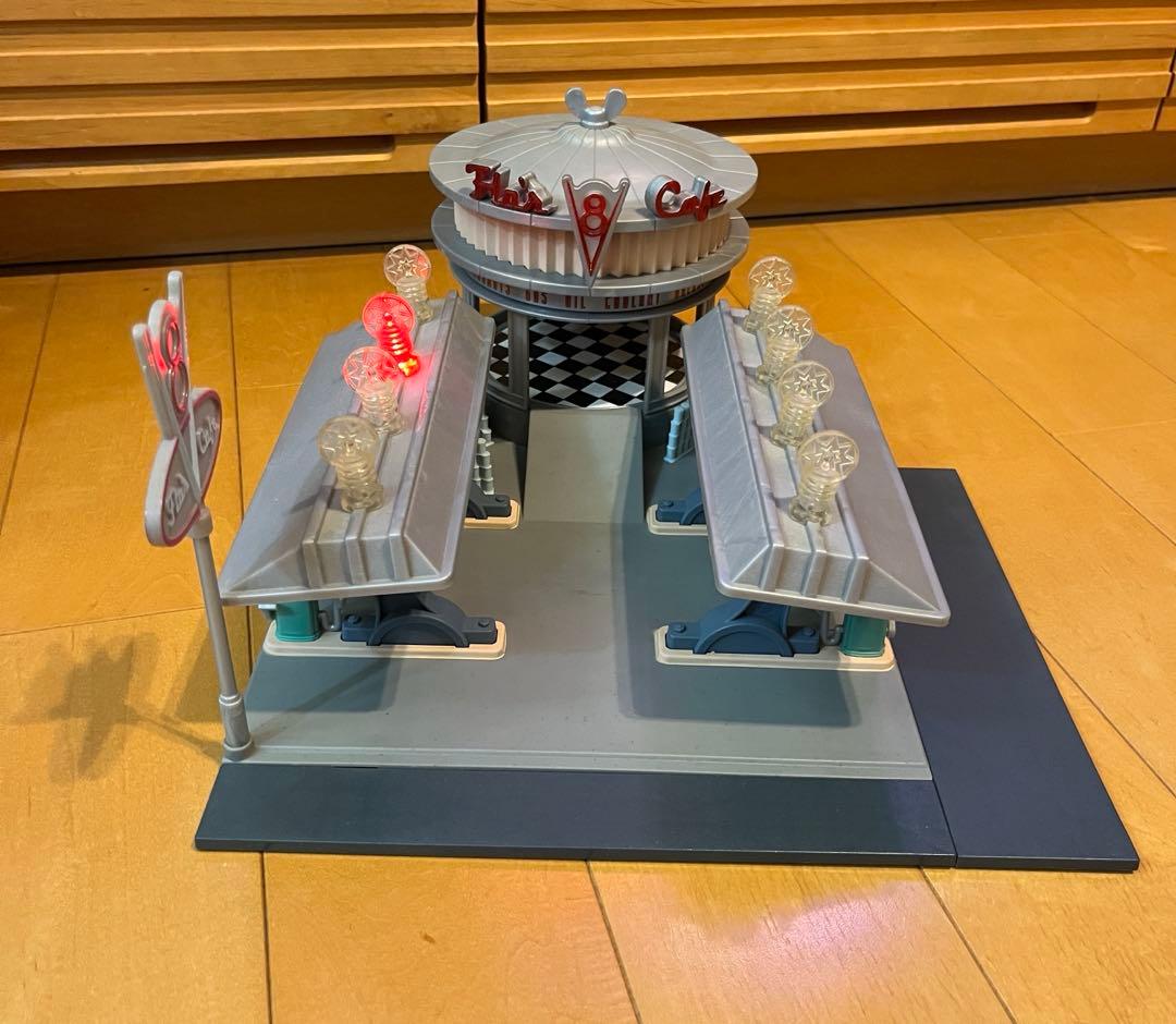 マテル　カーズ　フローのV8カフェギミック付きプレイセットフロー1台付き