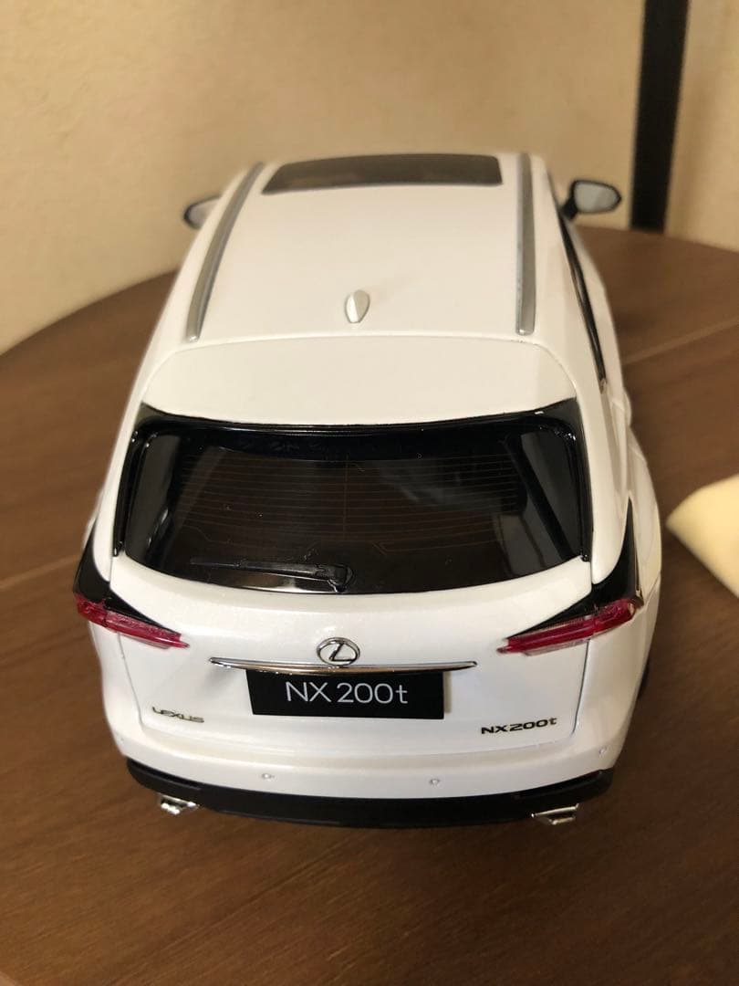 レクサス NX 200t ミニカー ホワイト　1/18 2015