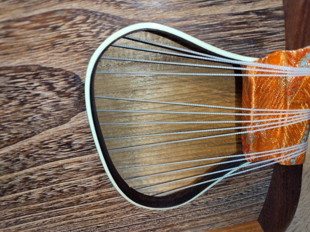 琴上角巻のすだれ彫