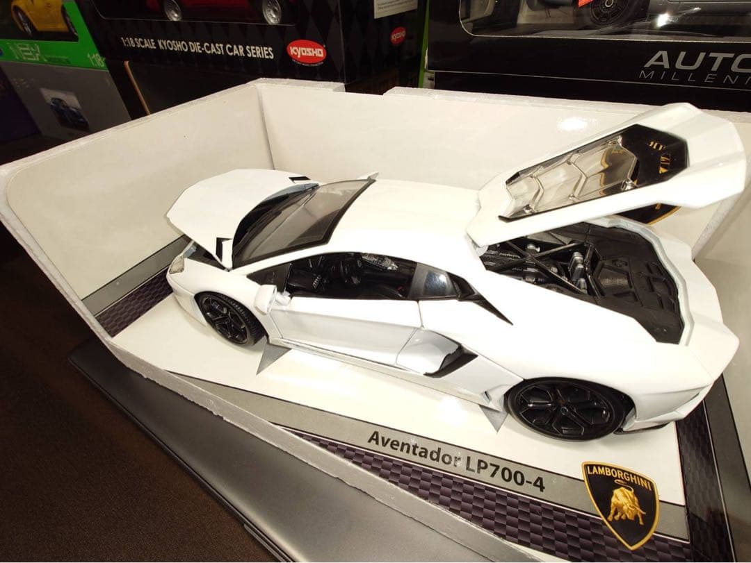 ブラーゴ　burago1/18ミニカー ランボルギーニ アヴェンタドール