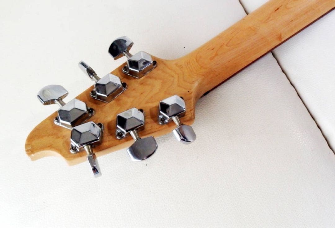 ◇K GARAGE SFV-180 フライングV アンプ内臓ミニギター