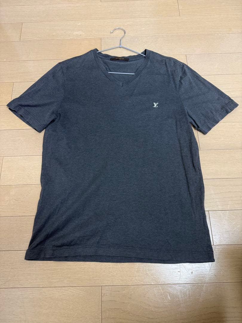 美品　Louis Vuitton 人気デザイン　Vネック Tシャツ(グレー) Louis Vuitton 人気デザイン‼️ Vネック Tシャツ(グレー)