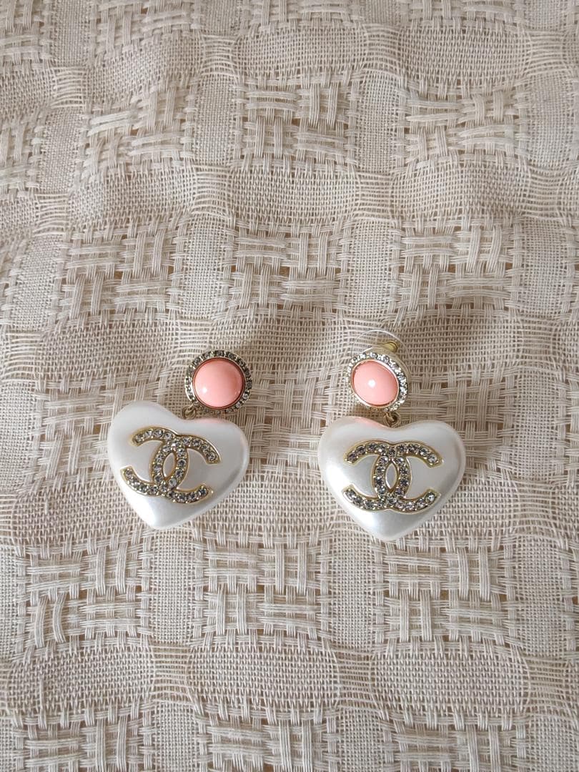 CHANEL ハート型ピアス ホワイト ピンク