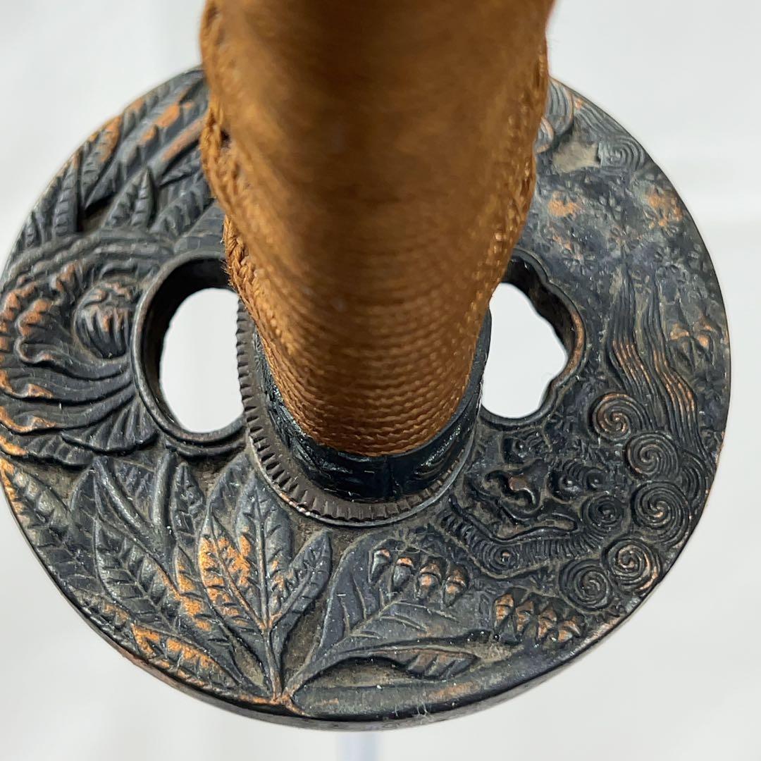 【模造刀】太刀 鉄鍔 風景 魚子地 図 全長99.0センチ 日本刀 白地 金梨地