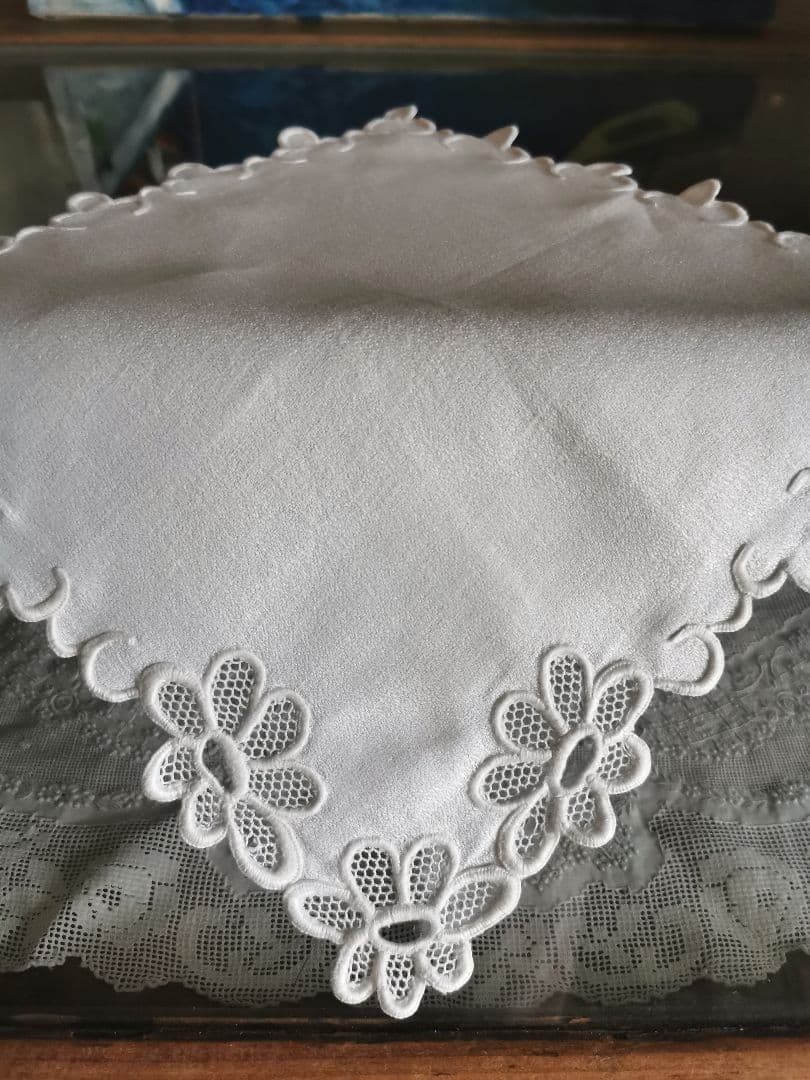 アンティークフランス 花びらチュールの西洋菊 スカラップ白糸刺繍