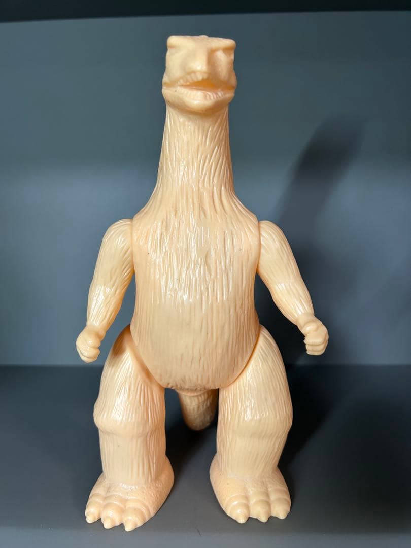ゴジラ　肌色成形　両足刻印無し　ブルーのゴジラは比較用です出品ではありません。