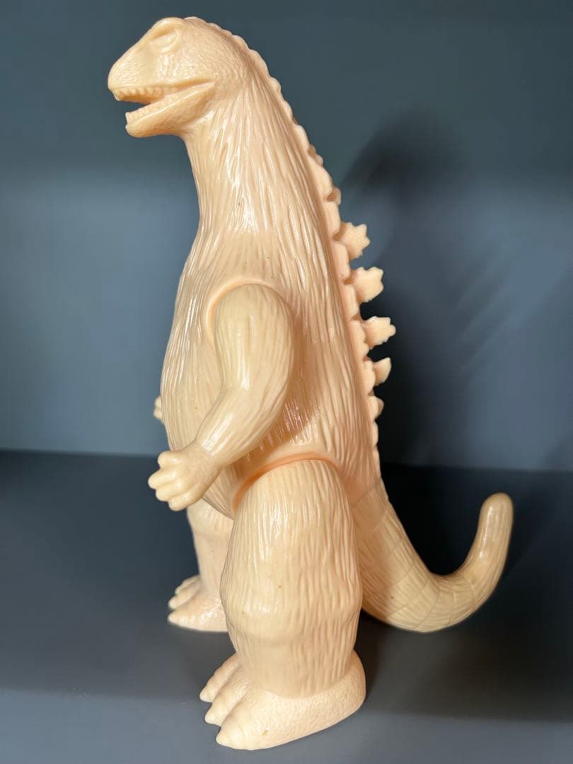 ゴジラ　肌色成形　両足刻印無し　ブルーのゴジラは比較用です出品ではありません。