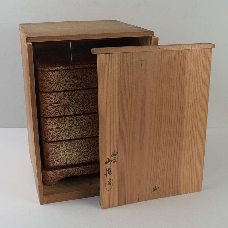 ゆりる　輪島塗　沈金蒔絵　菊彫文　手提四段重箱　共箱　M　R9137H