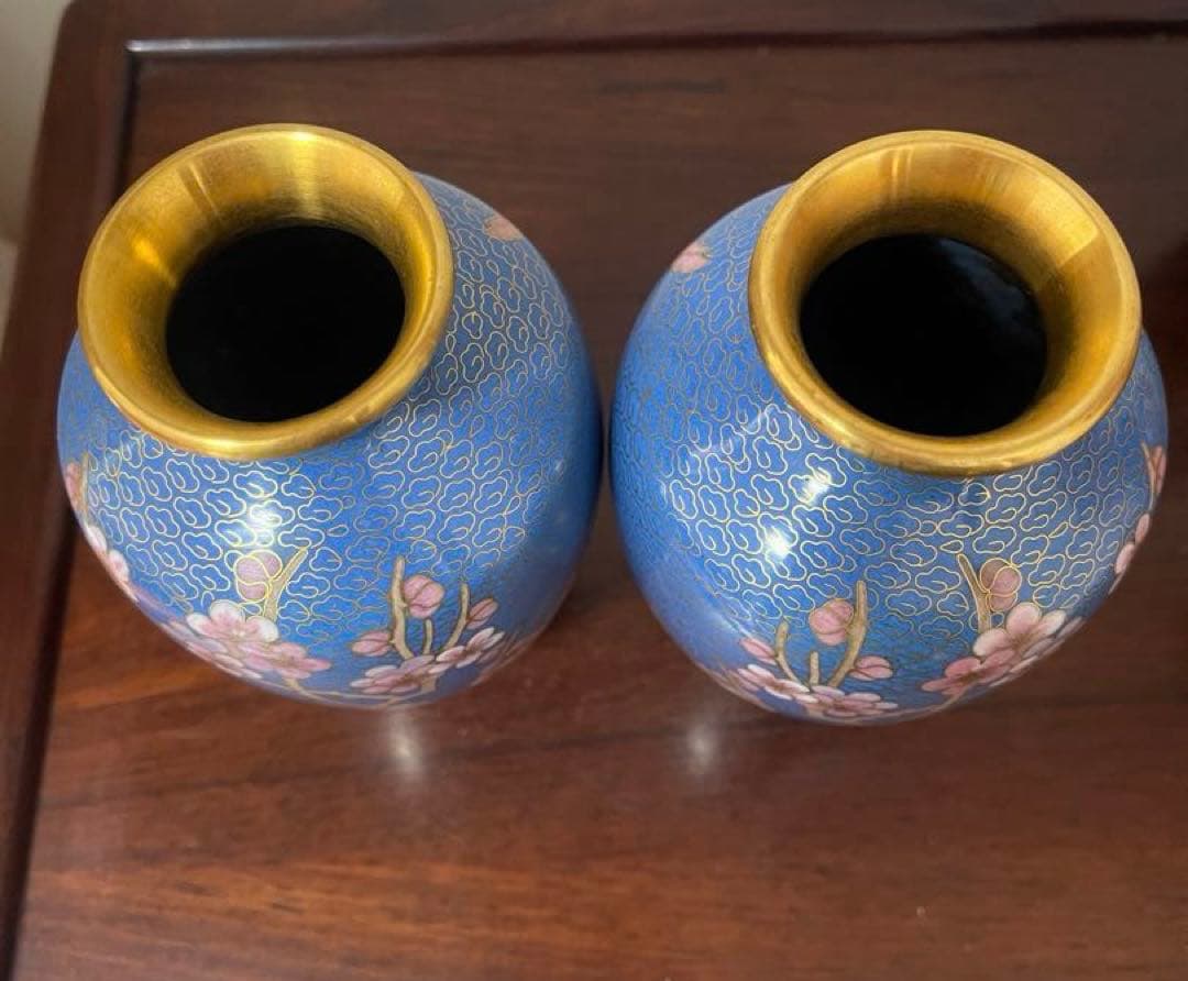 中国美術 梅蝶柄 七宝 花瓶 一对。七宝焼 壶1個台付き。一輪挿し