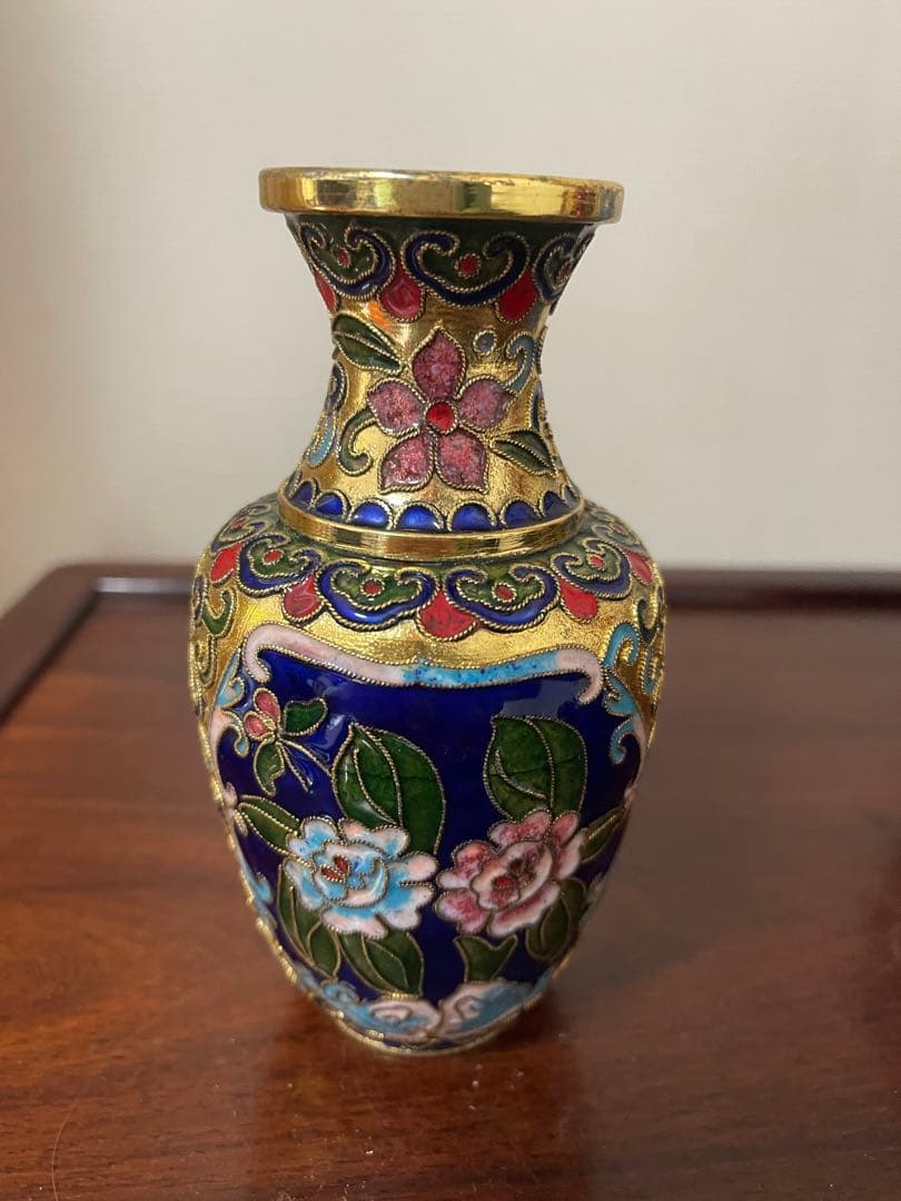 中国美術 梅蝶柄 七宝 花瓶 一对。七宝焼 壶1個台付き。一輪挿し