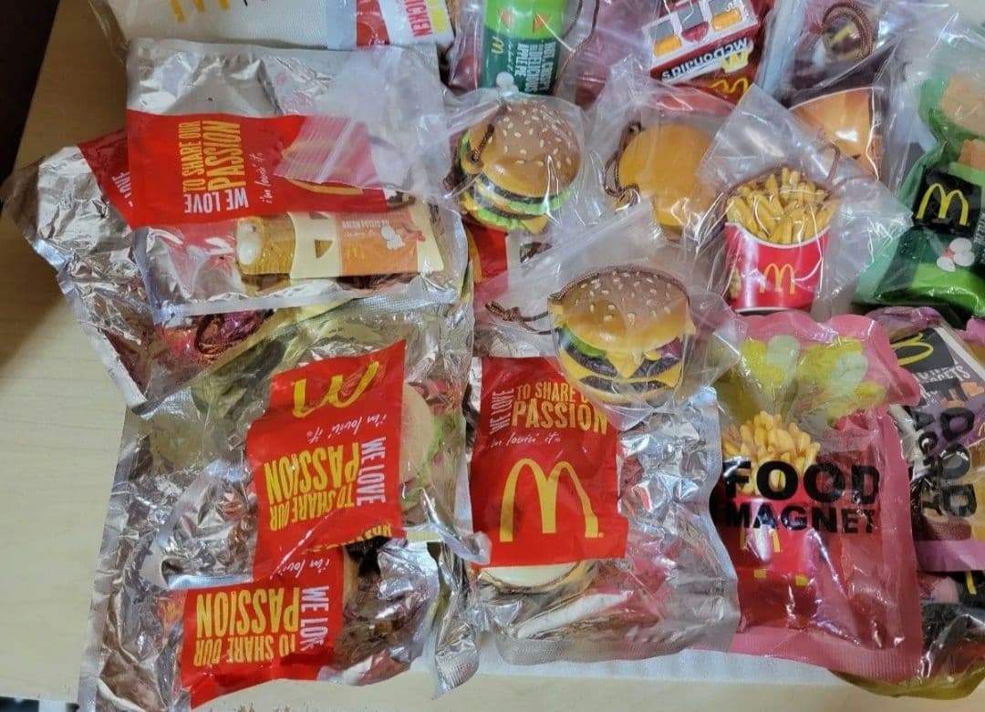 マクド新品2個追加！「フードストラップ全コンプ＋マグネットや雑貨26