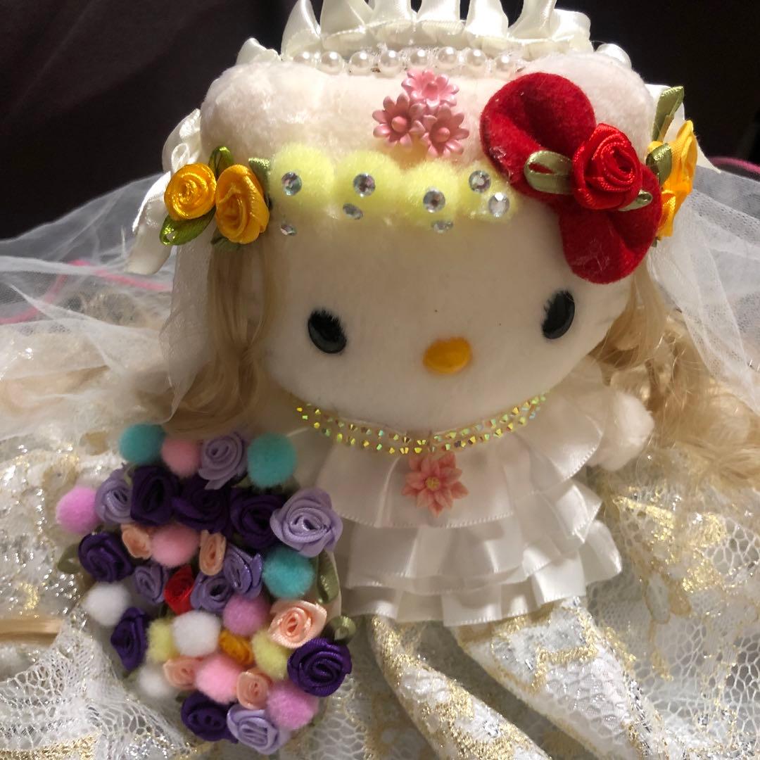 美しいウェディングドレスを着たハローキティ