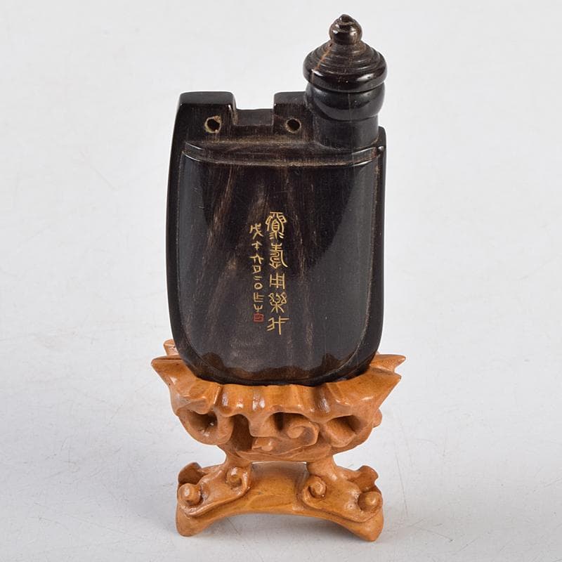 中国 牛角製 玉石螺鈿装飾 漢詩刻 鼻煙壷 木製台付 M 9430
