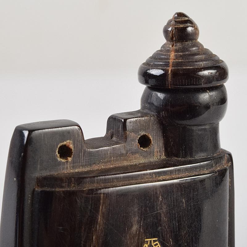 中国 牛角製 玉石螺鈿装飾 漢詩刻 鼻煙壷 木製台付 M 9430