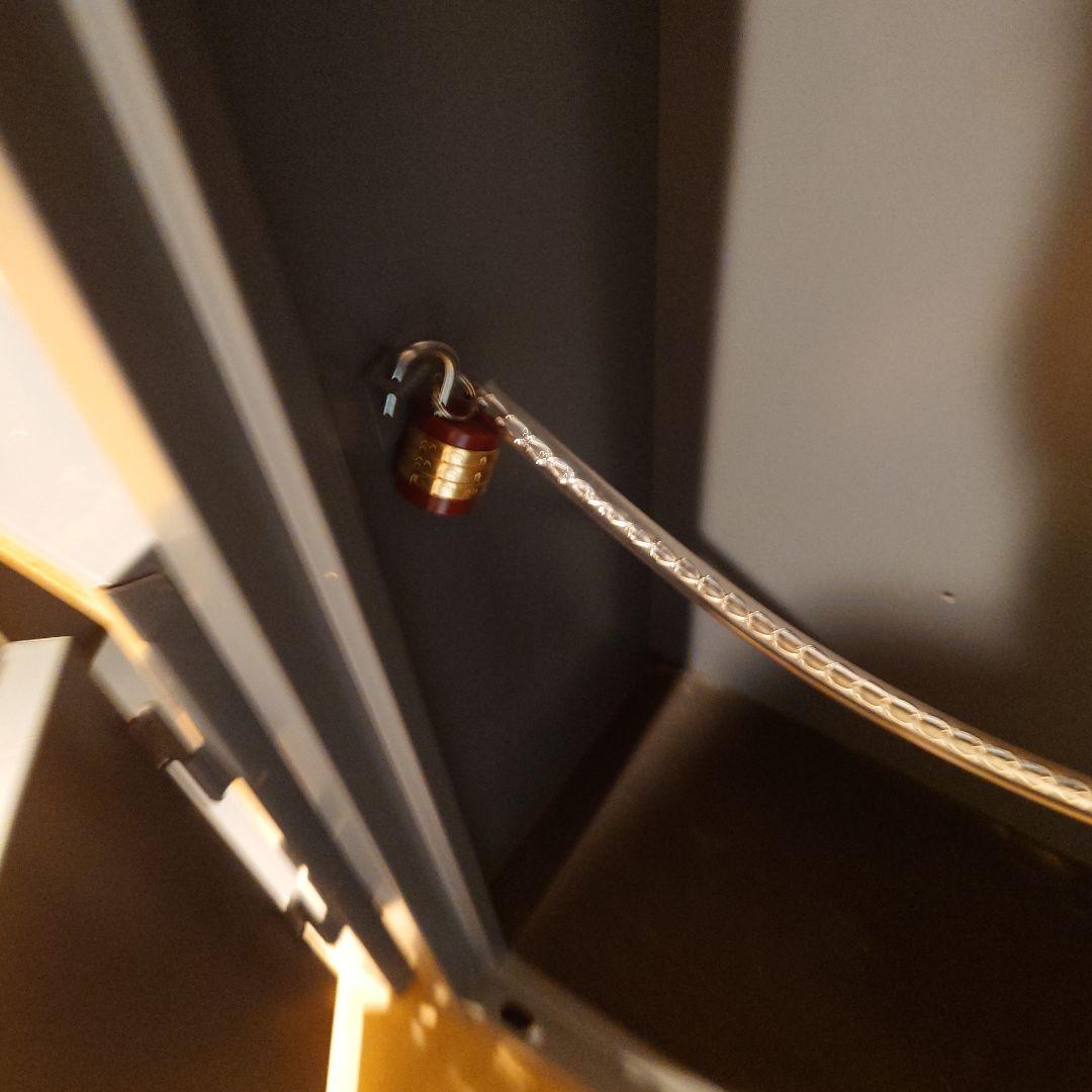 鍵付きグレーのガンロッカー5丁用、弾倉ロッカー