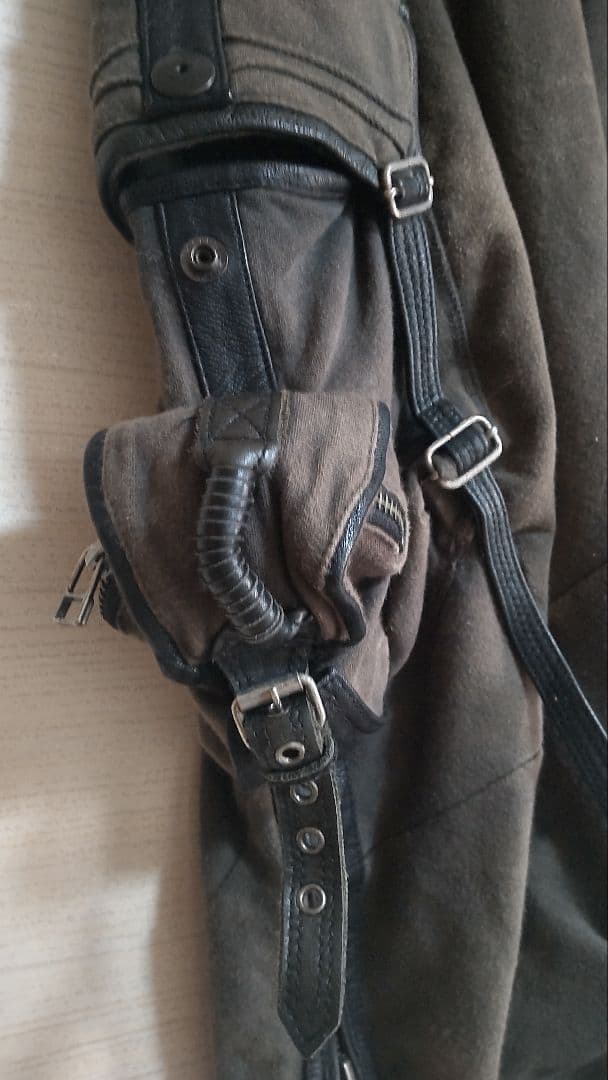 KMRii / レザーパイピングクロップドスウェットパンツ