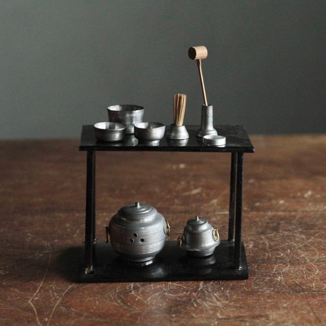 稀少な琉球漆器の逸品唐子人物文卓台