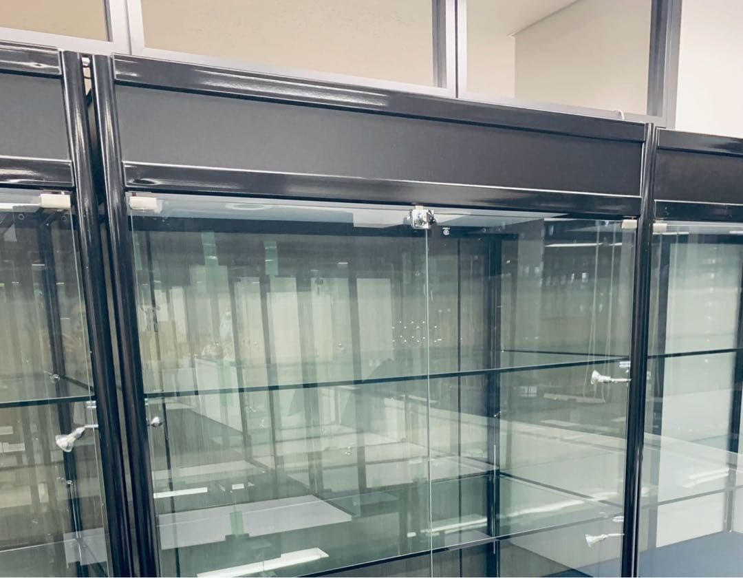 ③特注展示用高級LEDライト付き／2枚棚仕様／鍵付／強化ガラスショー