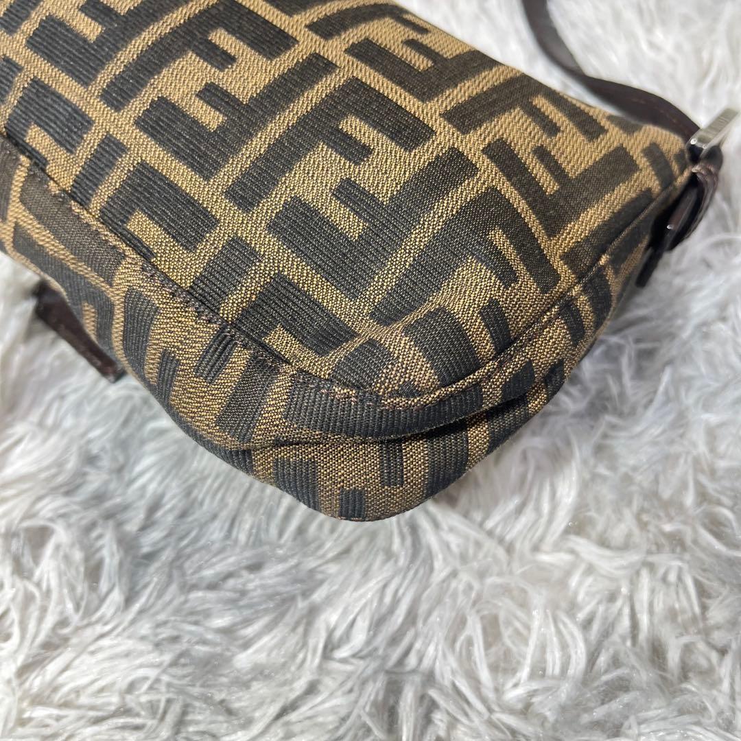 値下げ不可　フェンディ　FENDI　ハンドバッグ　総柄　FF柄　マンマバケット