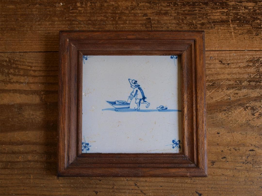 デルフトタイル そり遊び 何かを運ぶ人 帽子落ちてますよ 木製フレーム/J543 デルフトタイル そり遊び 何かを運ぶ人 帽子落ちてますよ 木製フレーム/
