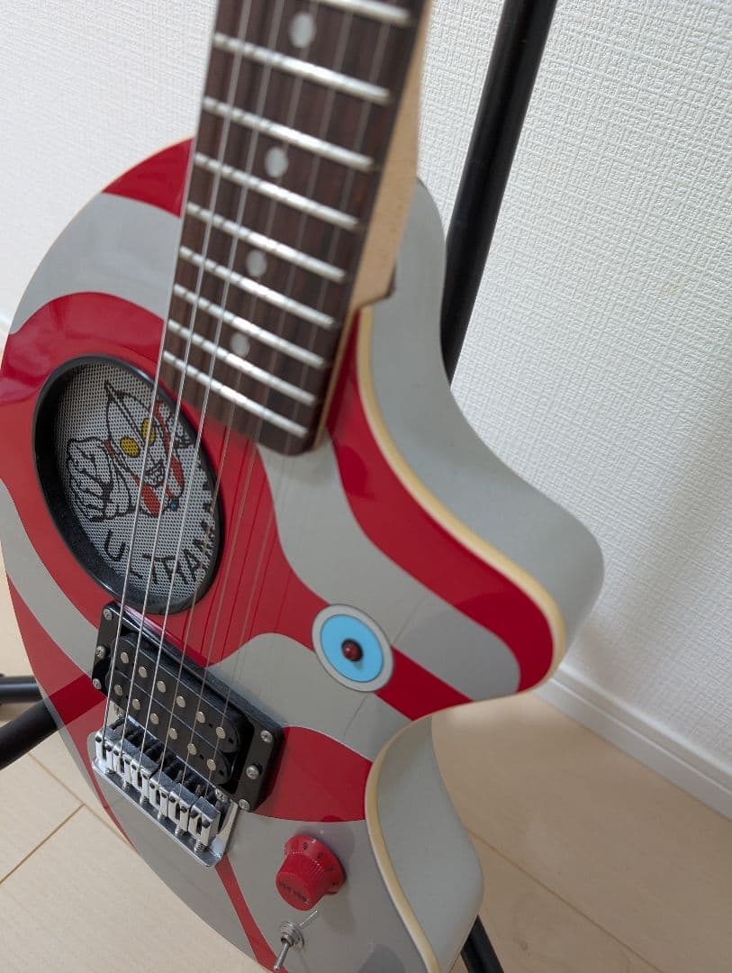 FERNANDES ZO-3 アンプ内蔵エレキギター ウルトラマン仕様