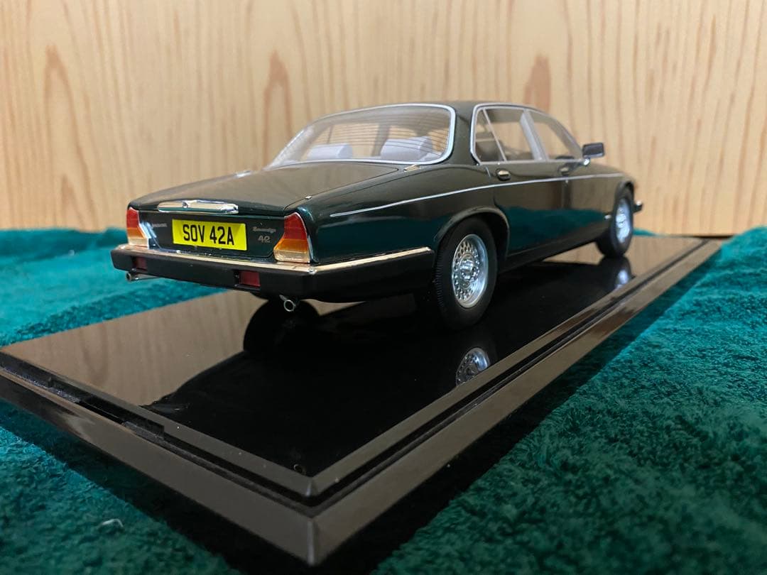 ジャガー XJ6 SIII グリーン 1/18スケール Cult製 ミニカー