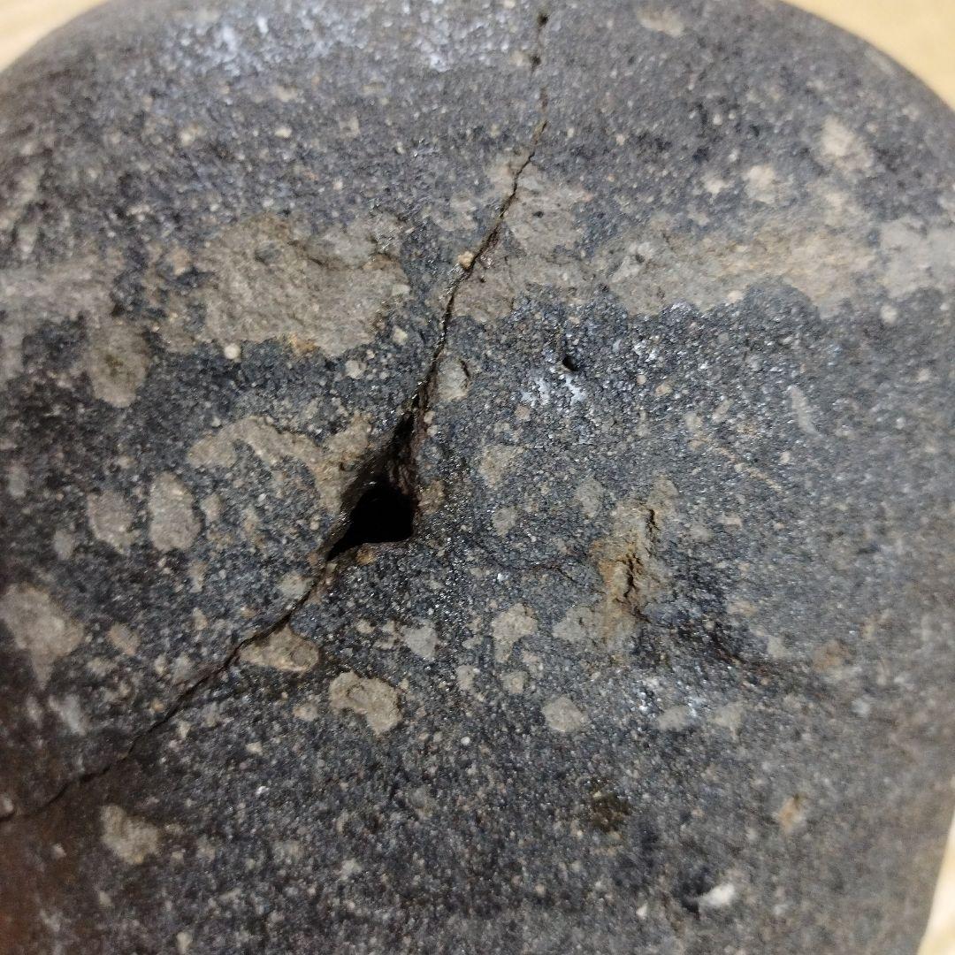 壺（鎌倉時代初期、発掘品） 黒い陶器の壺 約15cm （破片以外は入手