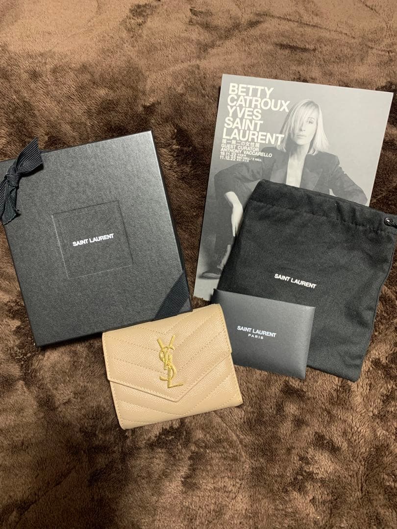 イヴサンローラン YSL SAINT LAURENT マルチフォールドウォレット サンローラン」キルティングレザーにカサンドラロゴが煌めく品格財布の