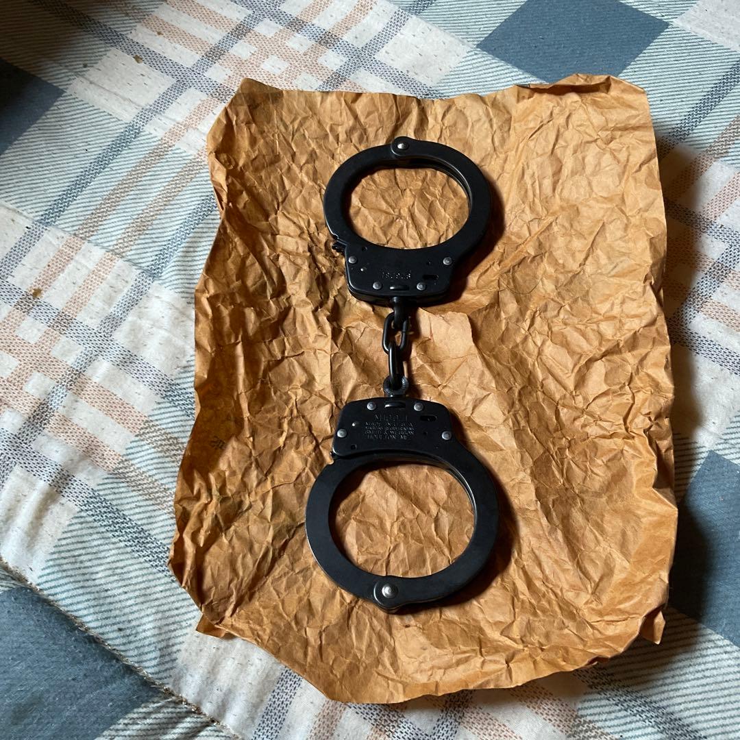 スミス&ウェッソン　ブラック手錠　アメリカ製。【鍵二つあり　金属製　美品】。