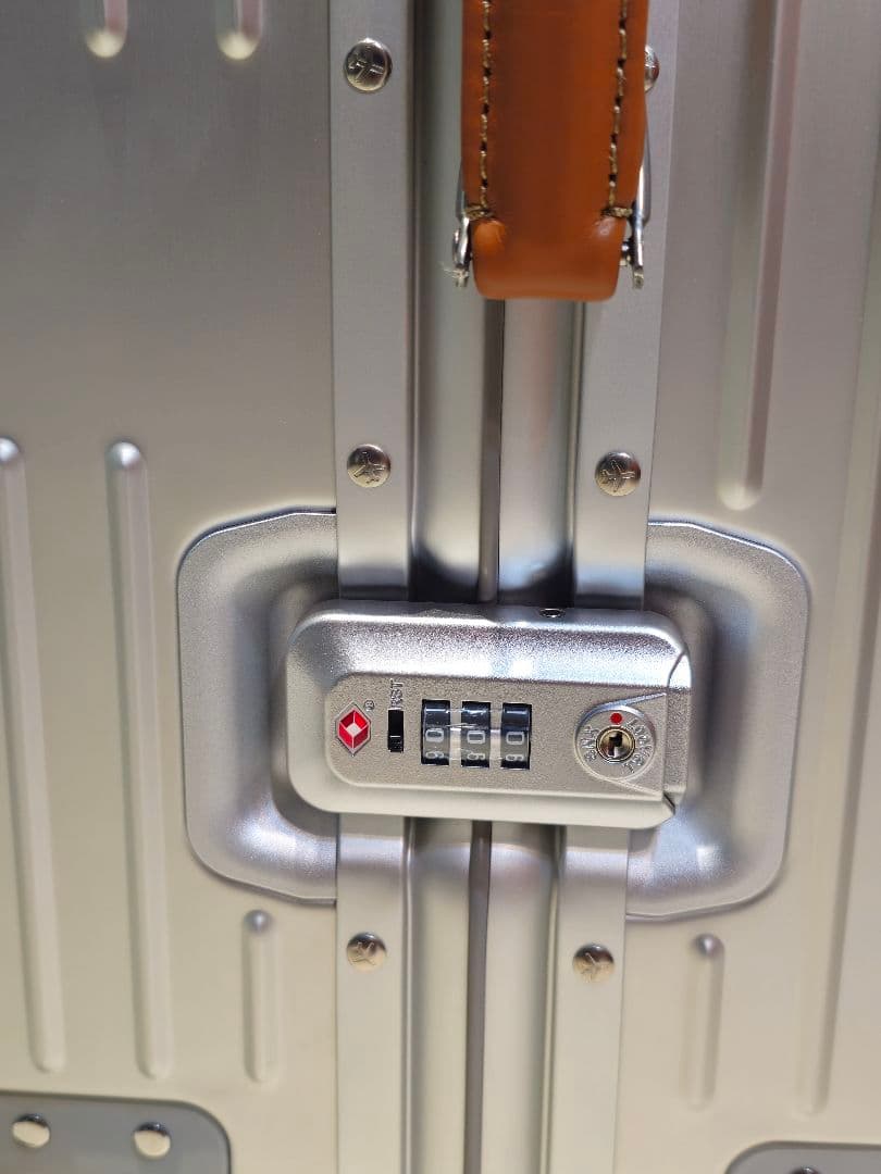 オンライン完売中】【新品未使用】INNOVATOR RESA キャリーシルバー