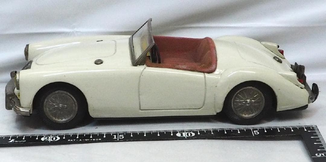 旭玩具【MG MGA 1600カブリオレ 白】ブリキ tin toy car箱無