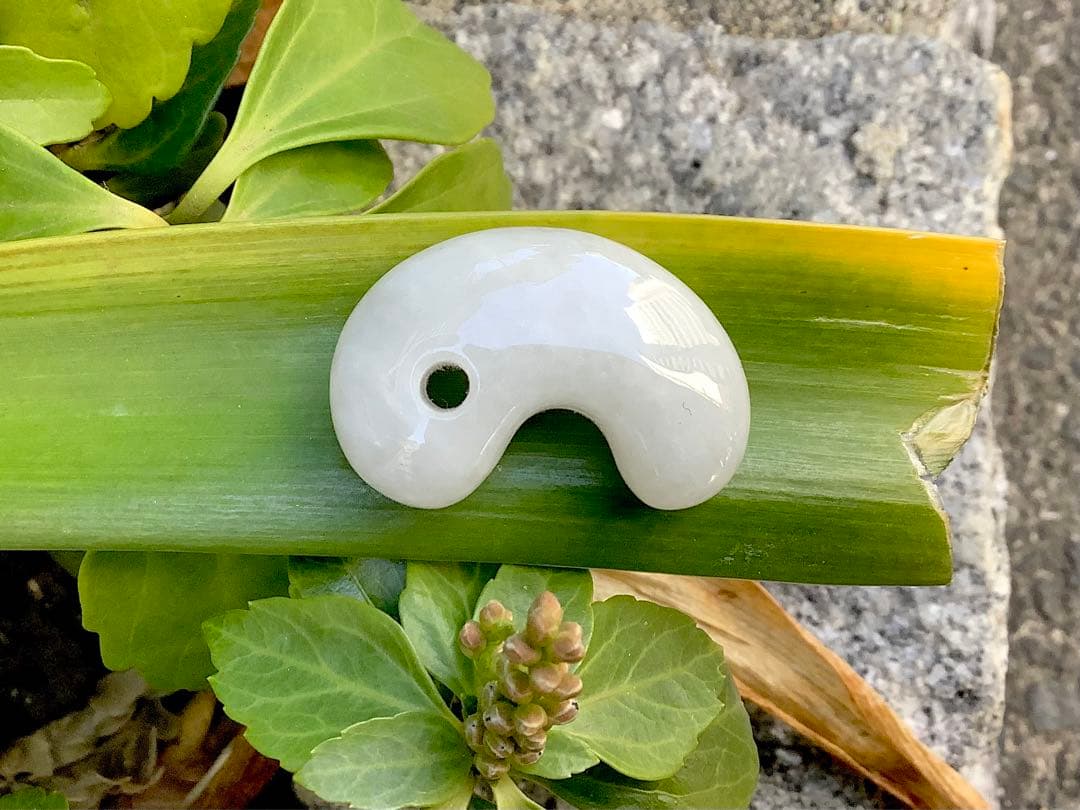 ✳純白氷肌‼️無垢の極上物 糸魚川翡翠勾玉 ‼️ 鑑定鑑別書付