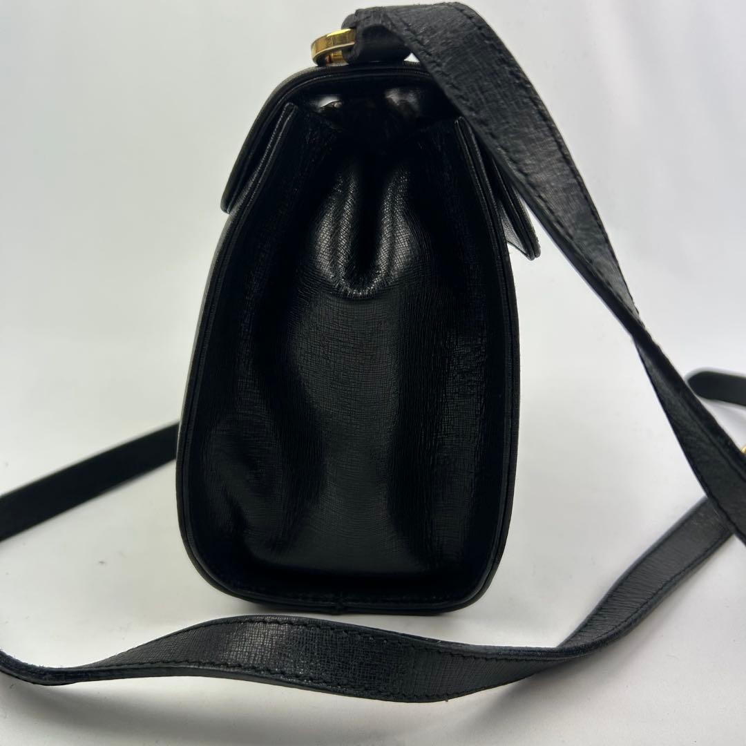 【美品】フェラガモ　ショルダーバッグ　レザー　フラップ　ターンロック　金具　黒