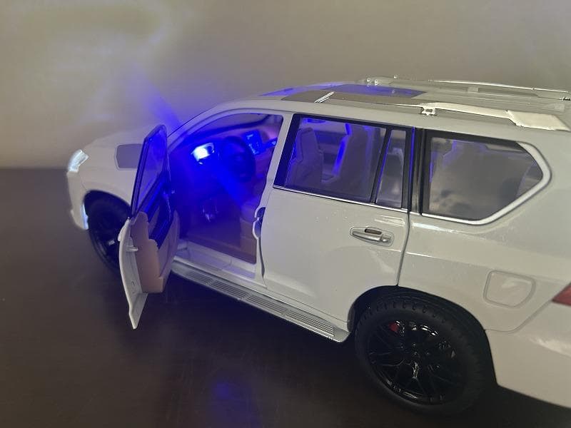 1/18ミニカー レクサス LX570 新品 2台【ホワイト＆ブラック】