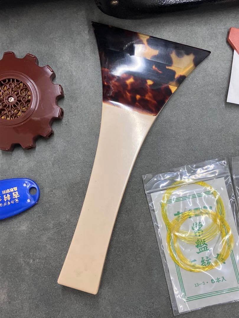 ①三味線 本体 伝統的和柄装飾付き 和楽器 付属品各種 ハードケース